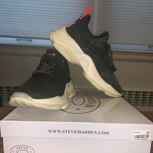 Steve Madden Myles Sneaker